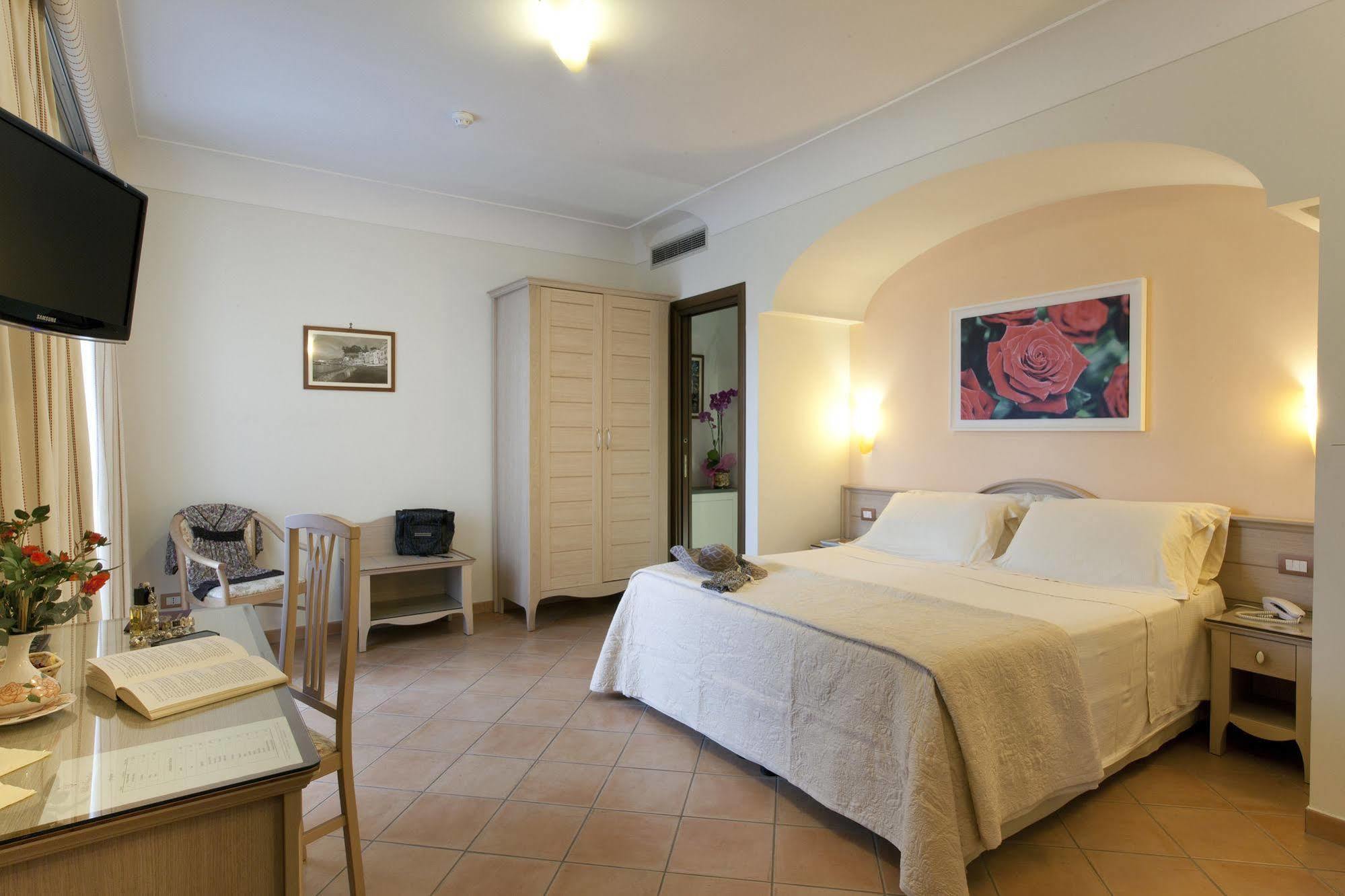 Relais Villa Angiolina Sorrento Bagian luar foto