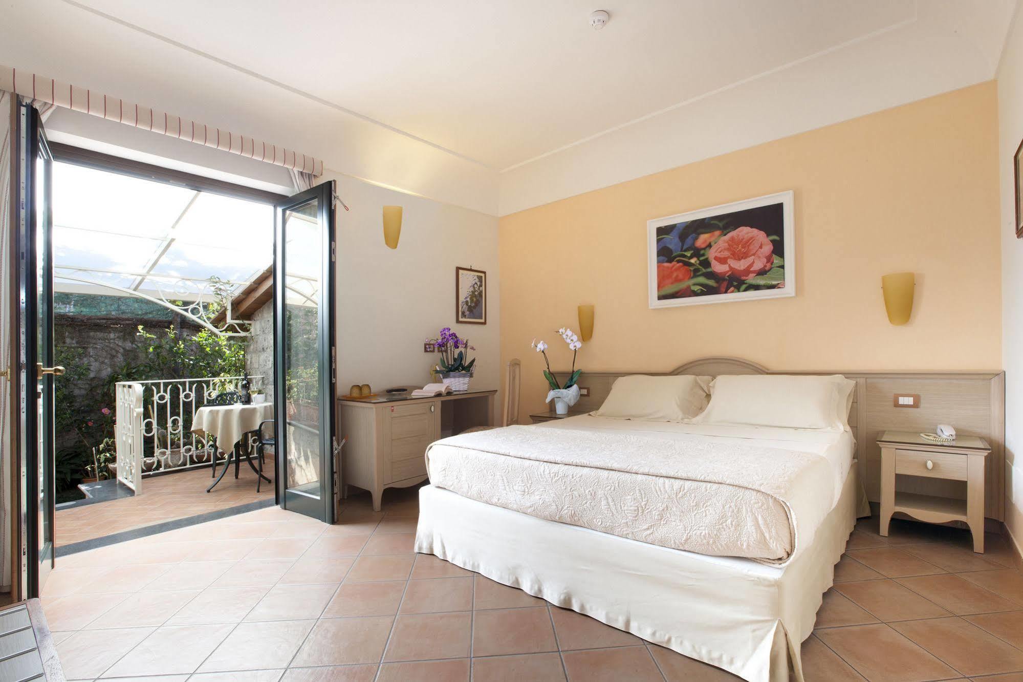 Relais Villa Angiolina Sorrento Bagian luar foto