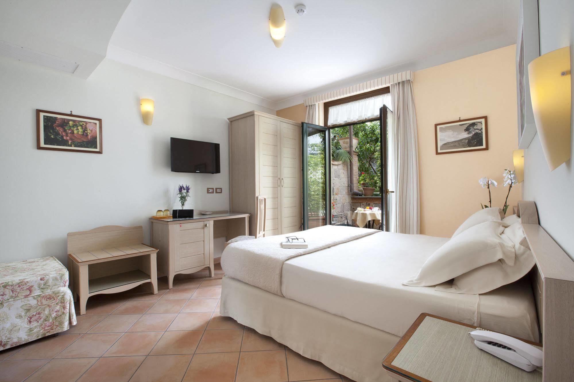 Relais Villa Angiolina Sorrento Bagian luar foto